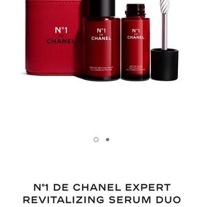 CHANEL N°1 Revitalizing Serum Duo in red